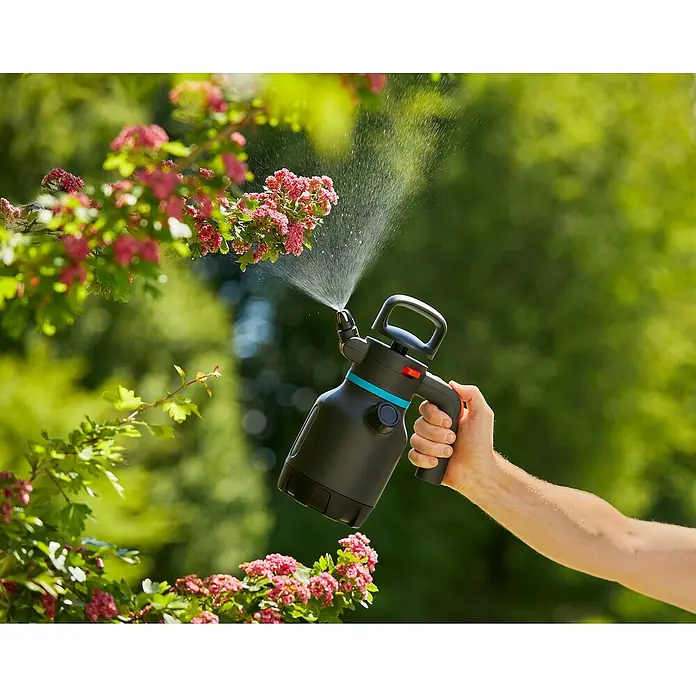 Gardena Drucksprüher - 1,25 l - Der Gardena Akku-Drucksprüher im Einsatz, perfekt für die Gartenpflege. Einfache Bedienung für gesunde und blühende Pflanzen.