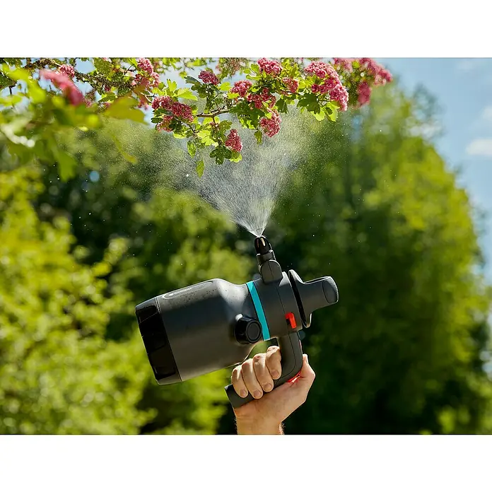 Gardena Drucksprüher - 1,25 l - Eine Gardena-Akku-Spritzpistole wird von einer Person benutzt, um Pflanzen zu gießen, wobei ein feiner Wasserstrahl entsteht.
