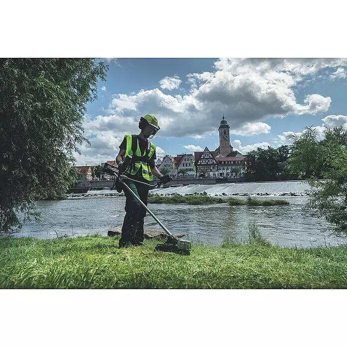 Metabo CAS 18V Akku-Rasentrimmer FSB 36-18 LTX BL 40 - 18 V, 2 Ah, Ohne Akku, Schnittbreite Faden: 40 cm - Anwendungsbeispiel