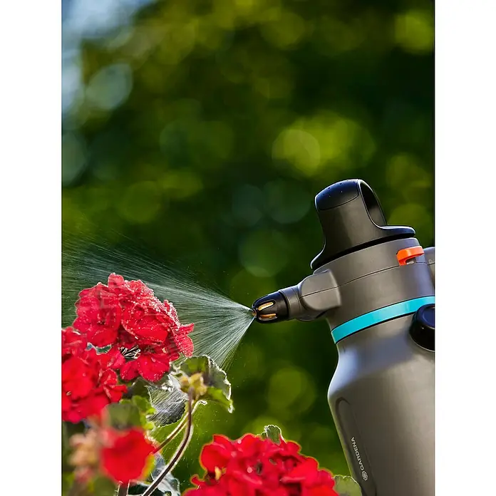 Gardena Drucksprüher - 1,25 l - Gardena Drucksprüher beim Bewässern roter Geranien, ideal für die Gartenpflege und gezielte Bewässerung. Praktisch und effizient.