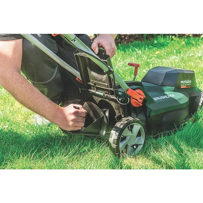 Metabo CAS 18V Akku-Rasenmäher RM 36-18 LTX BL 36 - 18 V, Ohne Akku, 5,2 Ah, Schnittbreite: 36 cm - Ein Mann bereitet einen Metabo Akku-Rasenmäher RM 36-18 LTX BL 36 vor, indem er den Grasfangkorb befestigt.