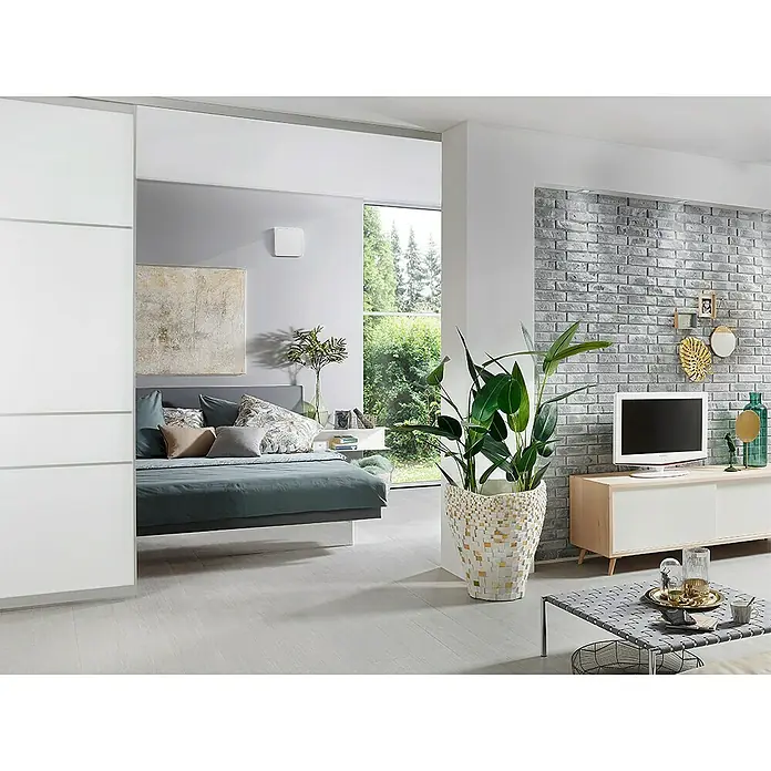 Marley Wärmetauscher Air 4.0 - Max. Leistung: 50 W - Elegantes Schlafzimmer mit modernem Pflanzgefäß im Wohnbereich, das den Raum stilvoll ergänzt und die grüne Note hervorhebt.