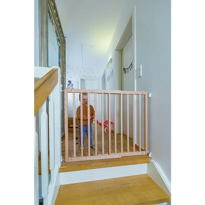 Abus Sicherheitsgitter NIC - Verstellbar: 63 cm - 103,5 cm - Ein Treppenschutzgitter aus Holz sichert den Treppenaufgang und schützt ein kleines Kind, das dahinter steht, vor dem Herunterfallen.