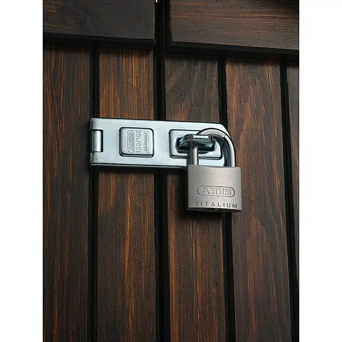 Abus Vorhängeschloss-Set Triples Gleichschließend - 3 Stk., Titalium-Spezialaluminium - ABUS TITALIUM Vorhängeschloss an einem Holzschuppen. Das Schloss ist aus hochwertigem, leichtem Titalium und bietet hohen Schutz vor Einbruch.