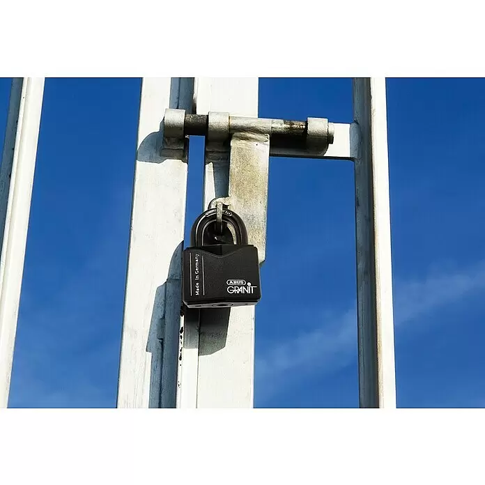 Abus Vorhängeschloss Granit 37/55 Gleichschließend - Bügelstärke: 11 mm, Material Bügel: Gehärteter Spezialstahl - Schwarzes ABUS GRANIT Vorhängeschloss sichert einen Metallriegel.