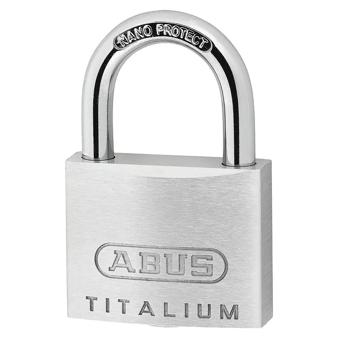 Abus Vorhängeschloss-Set Triples Gleichschließend - 3 Stk., Titalium-Spezialaluminium - Nahaufnahme eines ABUS TITALIUM Vorhängeschlosses mit NANO PROTECT Bügel, ideal für den robusten Einsatz und Schutz vor Korrosion.