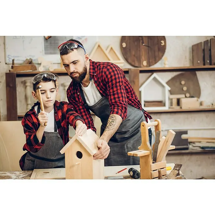 Tablero de madera laminada - Abeto rojo, Nivel de calidad del tablero de madera laminada: B/C, 80 x 20 x 1,8 cm - Un padre y su hijo construyen juntos una casa de pájaros de madera, ambos usan gafas de seguridad y están equipados con herramientas.