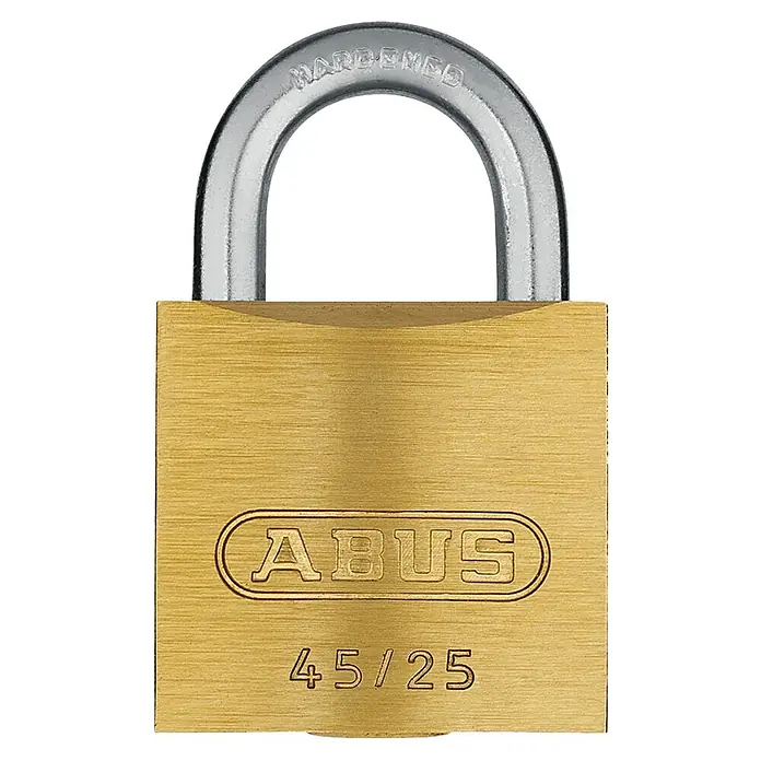 Abus Vorhängeschloss 45/25 - B x H: 24,5 x 38,5 mm, Bügelstärke: 4 mm, Messing, Anzahl Schlüssel: 2 Stk. - Nahaufnahme eines ABUS 45/25 Vorhängeschlosses aus Messing mit gehärtetem Stahlbügel vor schwarzem Hintergrund.