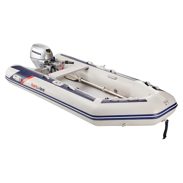 Honda Marine Schlauchboot T32-IE3 - L x B: 320 x 154 cm, Geeignet für: Max. 4 Personen, Nutzlast: 735 kg - Ein weißes Schlauchboot mit blauem Akzent und Honda-Motor, ideal für Wassersport und Freizeit auf dem See.