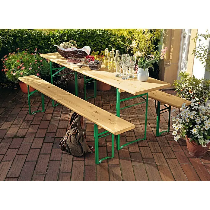 Sunfun Bierzeltgarnitur - 3 -tlg., Nadelholz/Stahl, Klappbar, Naturbraun/Grün, Tisch (L x B x H): 220 x 50 x 77 cm, Bank (B x T x H): 220 x 25 x 49 cm, Ohne Rückenlehne - Gartenszene mit einem einladenden Biertisch-Set, bestehend aus Tisch und Bänken, perfekt für gesellige Stunden im Freien.