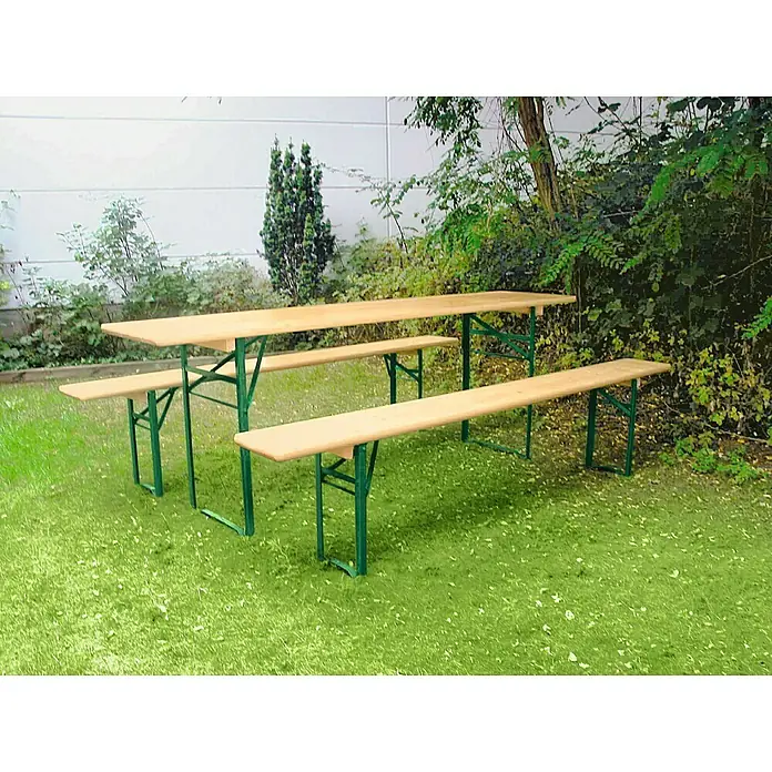 Sunfun Bierzeltgarnitur - 3 -tlg., Nadelholz/Stahl, Klappbar, Naturbraun/Grün, Tisch (L x B x H): 220 x 50 x 77 cm, Bank (B x T x H): 220 x 25 x 49 cm, Ohne Rückenlehne - Ein hölzerner Biertischgarnitur mit grünen Beinen steht auf einem Rasen im Freien.