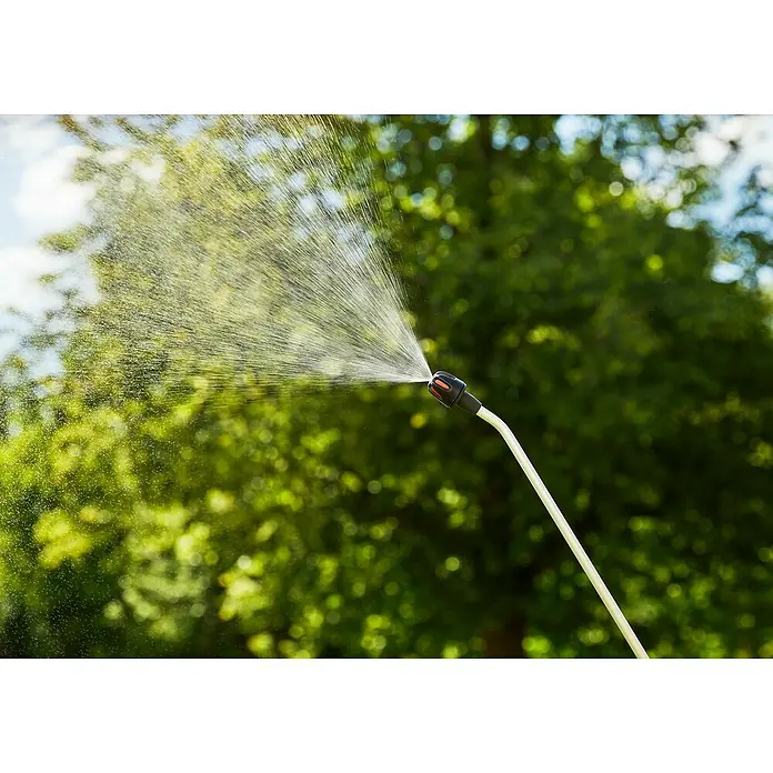 Gardena Comfort Drucksprüher - Füllmenge: 5 l, Grau - Nahaufnahme einer Sprinkleranlage, die einen feinen Wassernebel versprüht, ideal für die sanfte Bewässerung von Pflanzen im Garten.