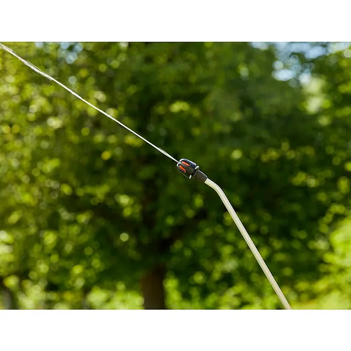 Gardena Drucksprüher Plus - Füllmenge: 12 l - Nahaufnahme eines Rasensprengers, der einen feinen Wasserstrahl versprüht, ideal für die Gartenbewässerung.