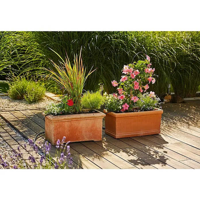 Gardena Micro-Drip Erweiterungs-Set - Passend für: 4 Pflanztröge, Gardena Micro-Drip Starter Set Pflanztöpfe M automatic, 20 -tlg. - Terracotta-Pflanzkästen mit blühenden Pflanzen auf einer Holzterrasse, die eine idyllische Gartenszene schaffen.