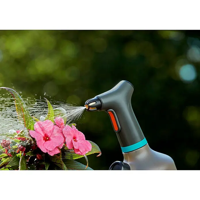 Gardena Handsprüher Easy Pump1 l - Bewässerung einer Pflanze mit einem Gardena Sprühgerät. Ideal für die sanfte Bewässerung empfindlicher Pflanzen im Garten oder auf dem Balkon.