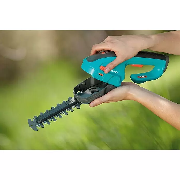 Gardena Strauchscherenaufsatz M - Passend für: Akku-Scheren ClassicCut und ComfortCut, Schwertlänge: 12,5 cm - Anwendungsbeispiel
