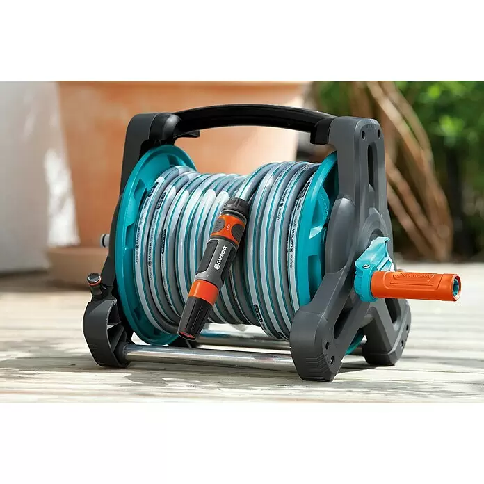 Gardena Classic Schlauchtrommel - Kunststoff, Schlauchlänge: 10 m - Gardena Schlauchwagen in Grau und Türkis mit weiß-blauem Schlauch, orangefarbener Sprühdüse und Kurbel auf Holzterrasse.