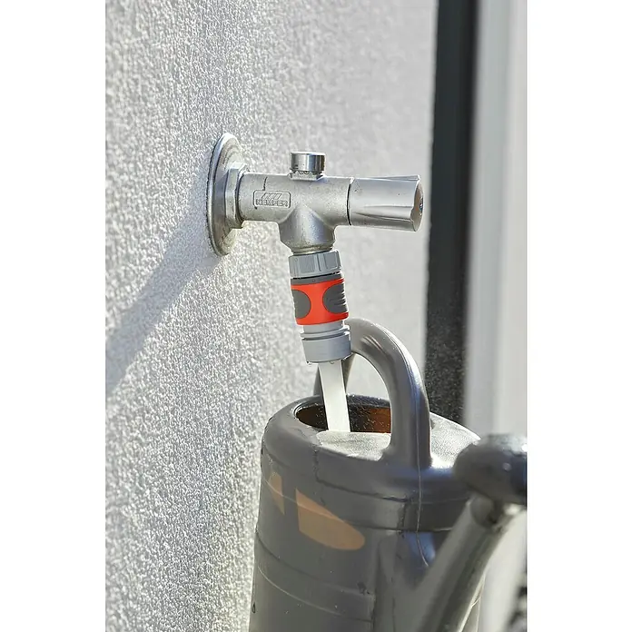 Gardena SB-System Hahnverbinder Perlstrahl - Verbindung von Schläuchen, Kunststoff - Wasserhahn füllt eine Gießkanne.