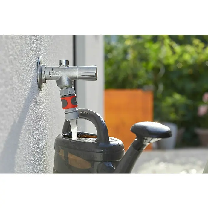 Gardena SB-System Hahnverbinder Perlstrahl - Verbindung von Schläuchen, Kunststoff - Der Wasserhahn speist eine Gießkanne, die sich am Wasserhahn befindet. Das Produkt ist ein praktisches Werkzeug für die Gartenarbeit.