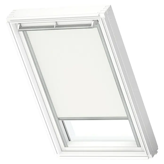 Velux Dachfensterrollo DKL UK10 1025S - Farbe: Weiß - 1025S, Farbe Schiene: Aluminium, Manuell - Das Bild zeigt ein VELUX Dachfenster mit einem hellen Rollo, das teilweise heruntergelassen ist, um das Licht zu regulieren.