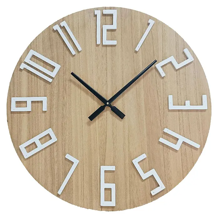 Versa Reloj de pared Madera - Diámetro: 60 cm, Marrón claro - Un reloj de pared moderno de madera con números blancos y manecillas negras, que ofrece un diseño elegante y minimalista.