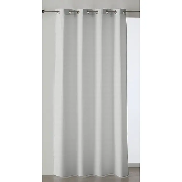 Cortina con ollaos New Panama - An x Al: 135 x 260 cm, Gris, Materiales naturales - Una cortina opaca de color gris claro con ojales cuelga de una barra, ofreciendo un tratamiento moderno de ventanas con capacidades de bloqueo de la luz.