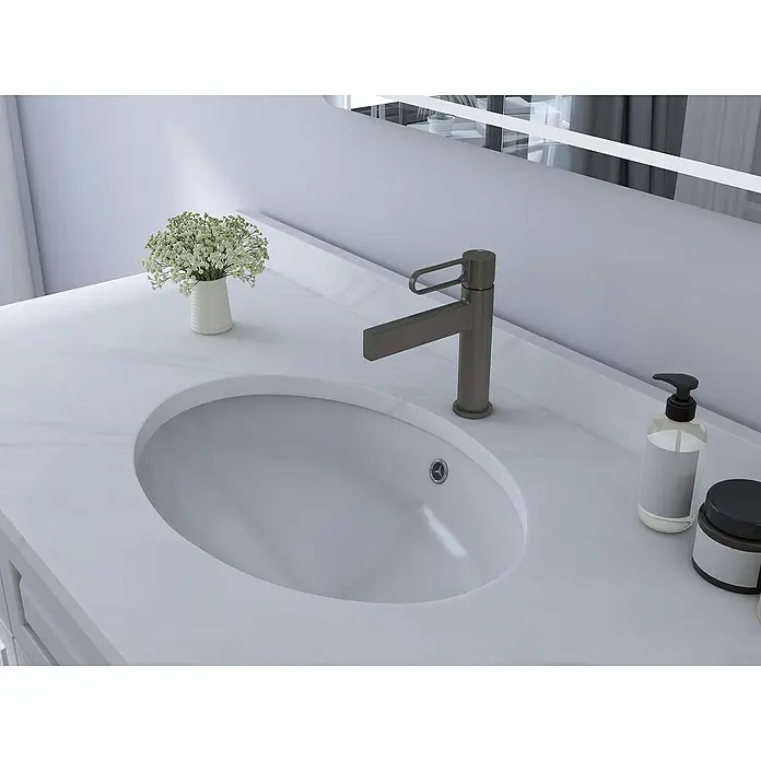 IO Dior Grifo de lavabo - Titanio - Un lavabo de baño moderno con grifo, dispensador de jabón y un pequeño jarrón de flores sobre una encimera de mármol.