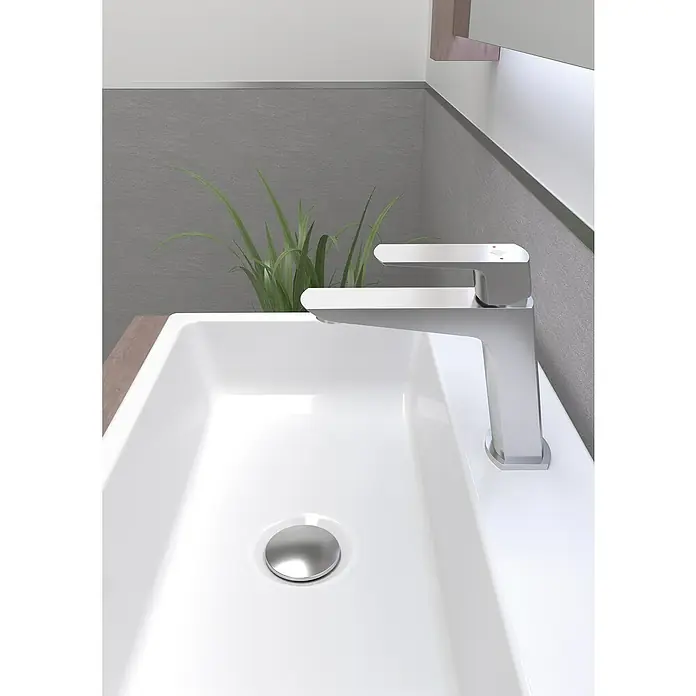 IO Marriot Grifo de lavabo - Cromo - Primer plano de un lavabo moderno con un grifo plateado elegante y un desagüe discreto.