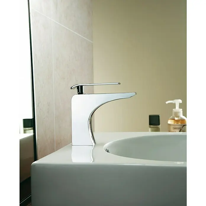 IO Zio Grifo de lavabo - Cromo - Primer plano de un grifo cromado moderno y elegante en un elegante lavabo de baño, que muestra su diseño y funcionalidad.