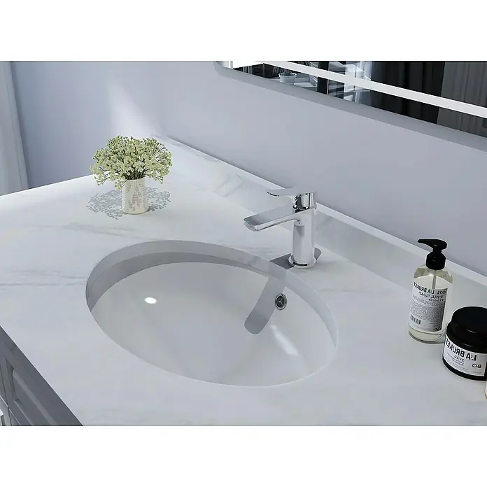 IO Rhio Grifo de lavabo - Cromo - Primer plano de un lavabo de baño con grifo, jabón y decoración sobre una superficie de mármol.