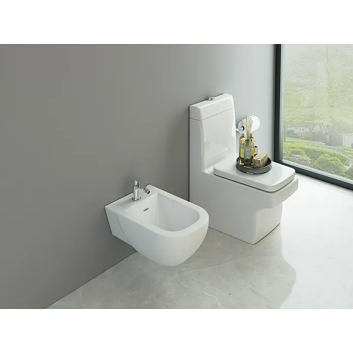 IO Rhio Grifo monomando de bidé - Cromo - Un baño elegante con un inodoro y un bidé modernos, ambos en blanco brillante, creando un espacio higiénico y elegante.