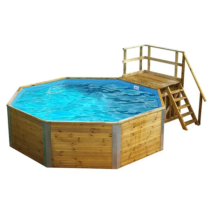Weka Holz-Pool Acapulco II - L x B x H: 571 x 471 x 116 cm, Braun/Blau, 18.200 l - Das Bild zeigt einen achteckigen Holzpool mit blauer Auskleidung und einer hölzernen Treppe mit Geländer. Der Pool steht vor einem schwarzen Hintergrund.