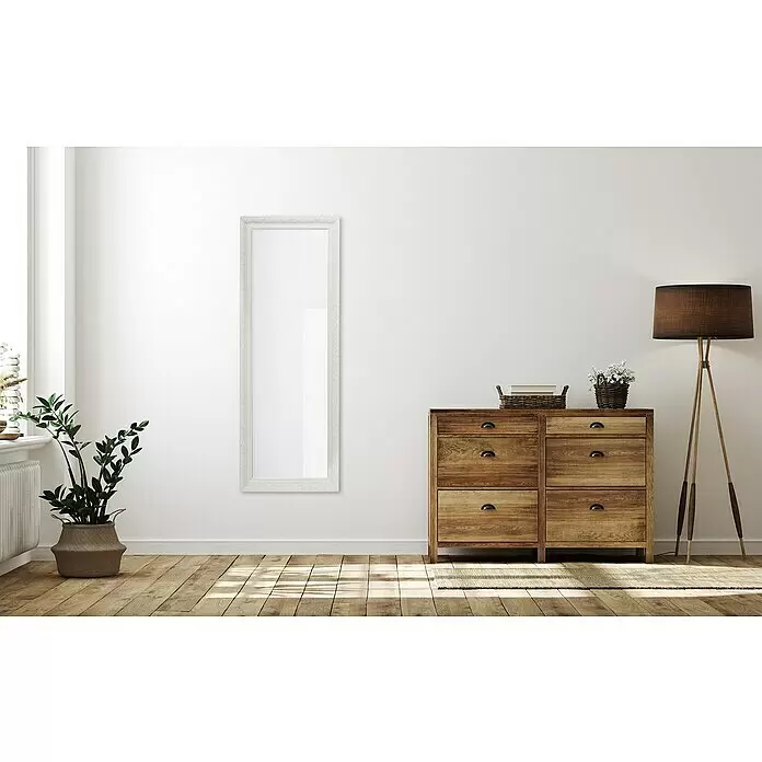 Rahmenspiegel Tanja - 50 x 150 cm, Weiß, Holz - Hoher, schmaler Spiegel mit verziertem weißem Rahmen, an einer Wand hängend.