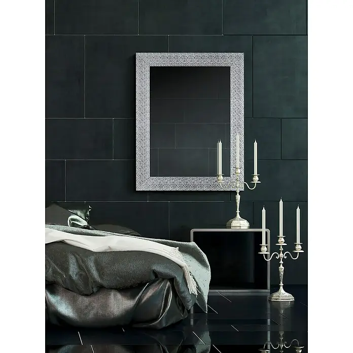 Rahmenspiegel Farina55 x 70 cm, Chrom, Kunststoff - Silberner Spiegel mit filigranem Rahmen über einem eleganten Bett. Zwei silberne Kerzenständer mit weißen Kerzen sorgen für Ambiente.