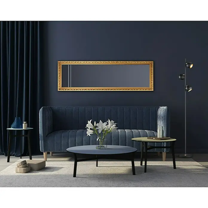 Rahmenspiegel Tanja - 50 x 150 cm, Gold, Holz - Elegantes Wohnzimmer mit einem marineblauen Sofa, einem goldenen Spiegel und stilvollen Beistelltischen, die eine ruhige Atmosphäre schaffen.
