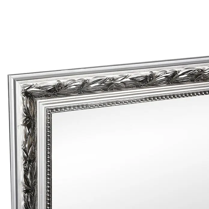 Rahmenspiegel Tanja - 55 x 70 cm, Silber, Holz - Detailaufnahme eines eleganten silbernen Spiegels mit filigranem Rahmen und reflektierender Oberfläche, die das Licht wunderschön einfängt.