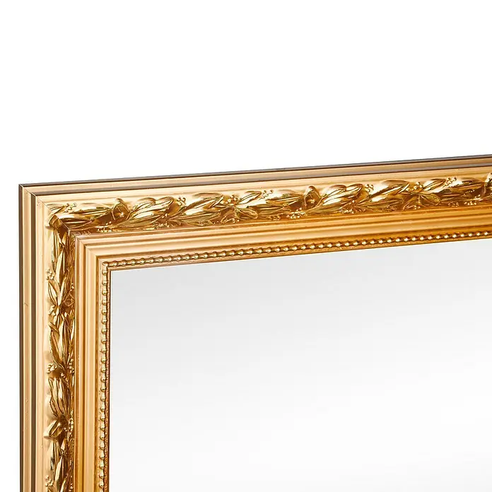 Rahmenspiegel Tanja - 55 x 70 cm, Gold, Holz - Detailaufnahme eines goldenen Schminkspiegels mit aufwendigem, klassischem Rahmenmuster. Perfekt für einen luxuriösen Look im Badezimmer.