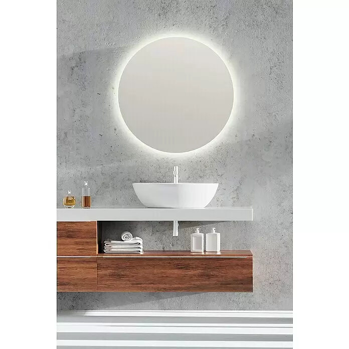Lichtspiegel Franzi - Durchmesser: 60 cm, Farblos, Leuchtmittel - Moderne Badezimmereinrichtung: runder beleuchteter Spiegel, weißes Aufsatzwaschbecken, weiße Arbeitsplatte und Holzunterschrank.