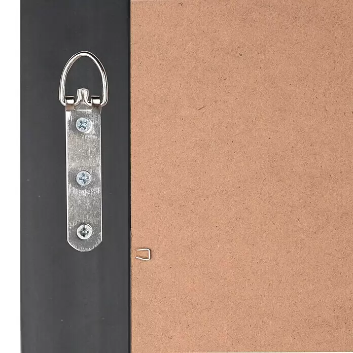 Rahmenspiegel Vicky - 50 x 150 cm, Schwarz-Chrom, Kunststoff - Rückseite eines Bilderrahmens mit D-Ring-Aufhänger, Schrauben und brauner MDF-Rückwand, gesichert mit Metallklammern.