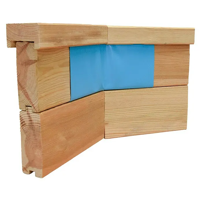 Weka Holz-Pool Teneriffa - L x B x H: 850 x 376 x 116 cm, Braun, 25.600 l - Detailansicht eines Holzbaus mit blauer Isolierung. Die Holzstruktur und Isolierung sind deutlich erkennbar.