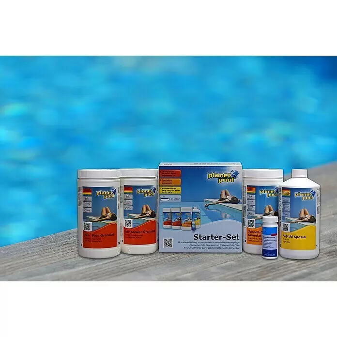Weka Holz-Pool La Gomera - Ø x H: 310 x 116 cm, Braun, 7.500 l - Verschiedene Planet Pool Wasserpflegeprodukte (pH-Regler, Chlor, Algizid, Starter-Set) auf Holzterrasse am blauen Schwimmbad.