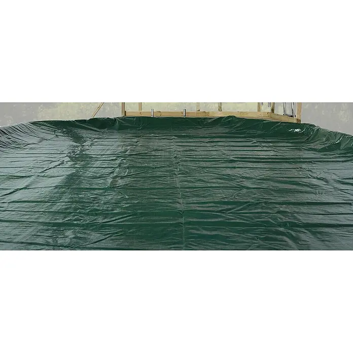 Weka Holz-Pool La Gomera - Ø x H: 310 x 116 cm, Braun, 7.500 l - Das Bild zeigt eine grüne Poolabdeckung, die über einem Pool gespannt ist, um ihn vor Schmutz und Witterungseinflüssen zu schützen.