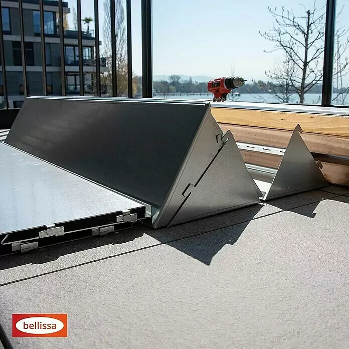 Bellissa Hochbeet Inalto M4 - 100 x 32 x 100 cm, Stahl, Silber/Hellbraun - Modulare Hochbeet-Komponenten aus dunkelgrauem Metall und Holz, teilweise auf einer Terrasse montiert, bereit zur Installation.