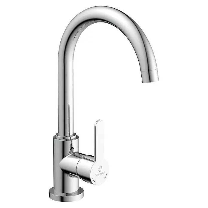 Camargue Spültischarmatur Lima - Chrom, Glänzend - Nahaufnahme einer glänzenden, verchromten Küchenarmatur von Camargue mit schlankem Design auf schwarzem Hintergrund.