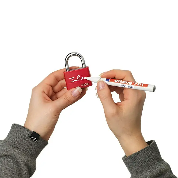 Abus Vorhängeschloss T65AL/40 - B x H: 43 x 62 mm, Bügelstärke: 6,5 mm, Aluminium, Blau - Eine Person schreibt mit einem Edding 751 Lackmarker auf ein rotes ABUS Vorhängeschloss. Ideal zum Beschriften verschiedener Oberflächen.