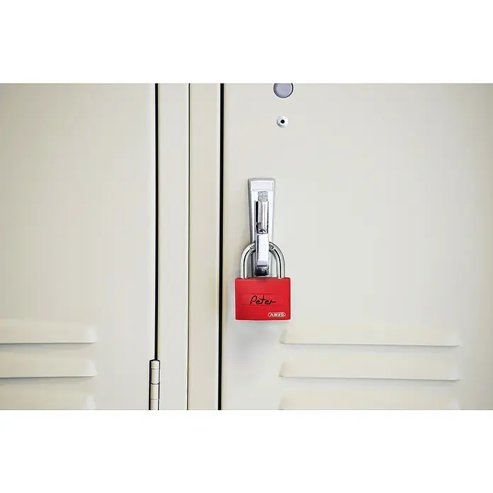 Abus Vorhängeschloss T65AL/40 - B x H: 43 x 62 mm, Bügelstärke: 6,5 mm, Aluminium, Schwarz - Nahaufnahme eines roten ABUS-Vorhängeschlosses mit dem Namen "Peter" an einem weißen Spindverschluss.