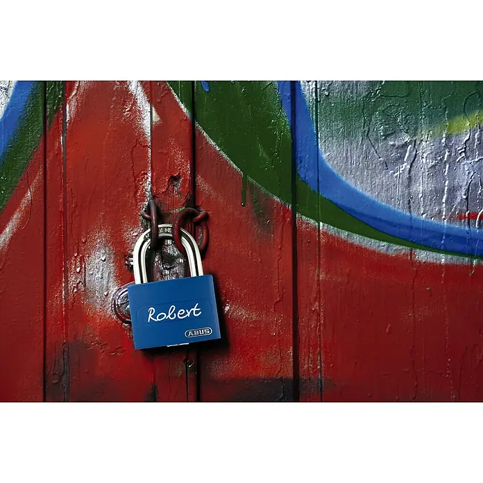 Abus Vorhängeschloss T65AL/40 - B x H: 43 x 62 mm, Bügelstärke: 6,5 mm, Aluminium, Schwarz - Das Bild zeigt ein blaues ABUS-Vorhängeschloss mit dem Namen "Robert" an einer rot und grün bemalten Holztür.