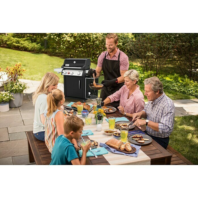 Weber Gasgrill Spirit Premium EP-335 GBSAnzahl Brenner: 3, Hauptgrillfläche: 60 x 45 cm, 15,1 kW Use Shot