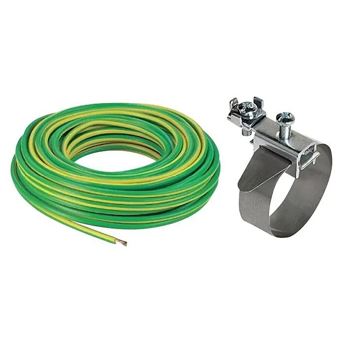 Baderdungs-Set - Kabel und Erdungsbandschelle - Erdungskabel (grün/gelb) neben einer Rohrschelle. Das Kabel ist aufgerollt und die Schelle ist aus Metall mit Schraubverbindungen.