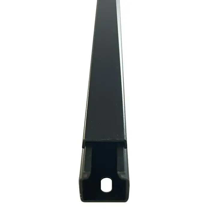Kabelkanal - L x B x H: 2 m x 15 mm x 15 mm, Schwarz - Nahaufnahme eines schwarzen, länglichen Metallprofils mit einer Bohrung an einem Ende, isoliert vor schwarzem Hintergrund.